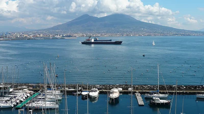 Vezüv ile Castel dell’Ovo arasında Napoli Körfezi’nde gemiler
