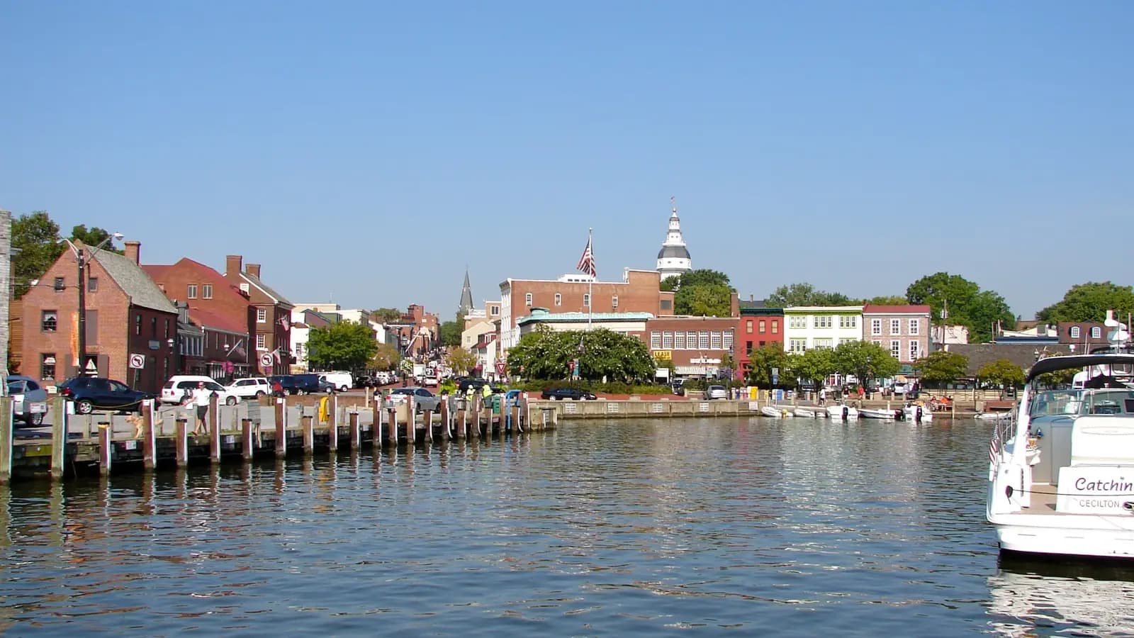 Annapolis City Dock ve kıyının üzerinde Maryland State House kubbesi