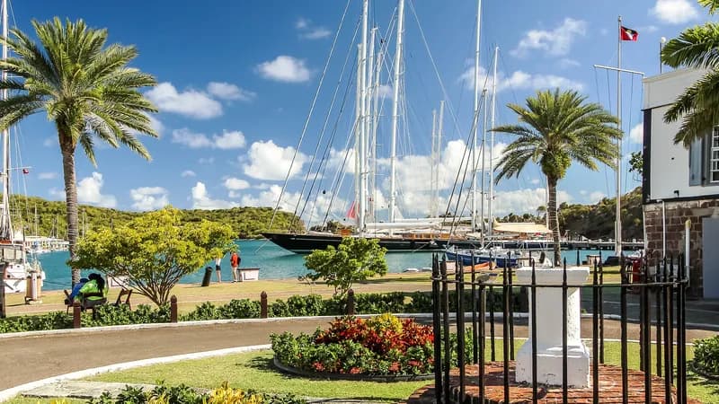 Antigua, English Harbour’da Nelson’s Dockyard ve rıhtımdaki yatlar