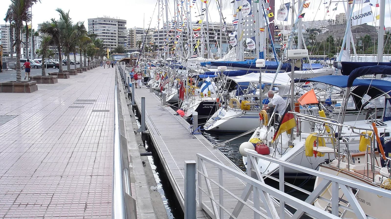 Barche ormeggiate a un pontile della marina di Las Palmas de Gran Canaria