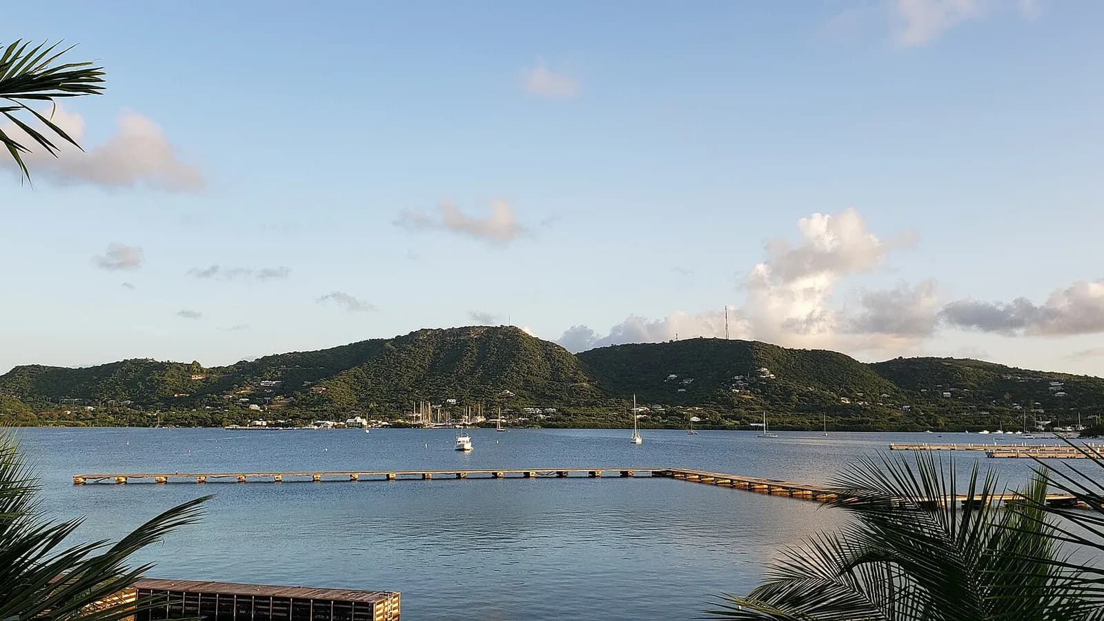 Arkasında yeşil tepelerle Falmouth Harbour, Antigua