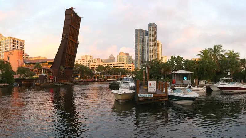 Fort Lauderdale merkezinde New River üzerindeki açık demiryolu köprüsü ve bağlı tekneler