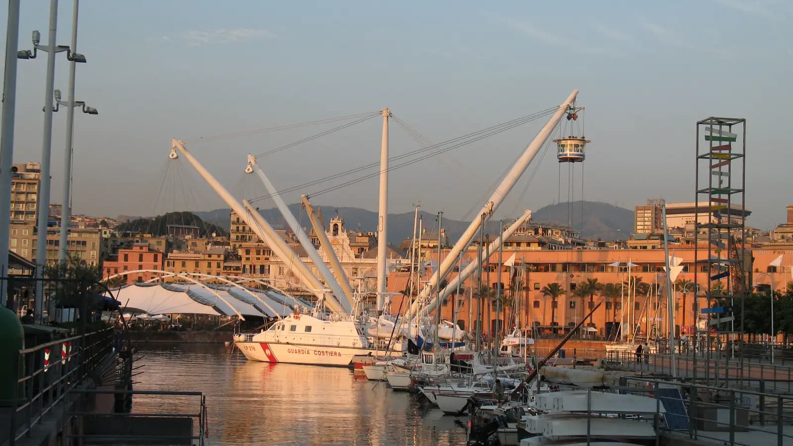 Cenova’da Porto Antico, Bigo yapısı ve bağlı tekneler