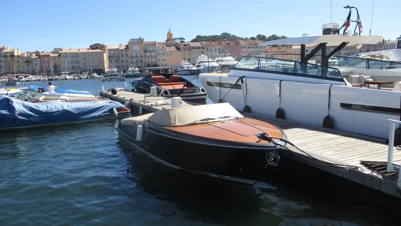 Saint-Tropez’in eski limanında tekneler