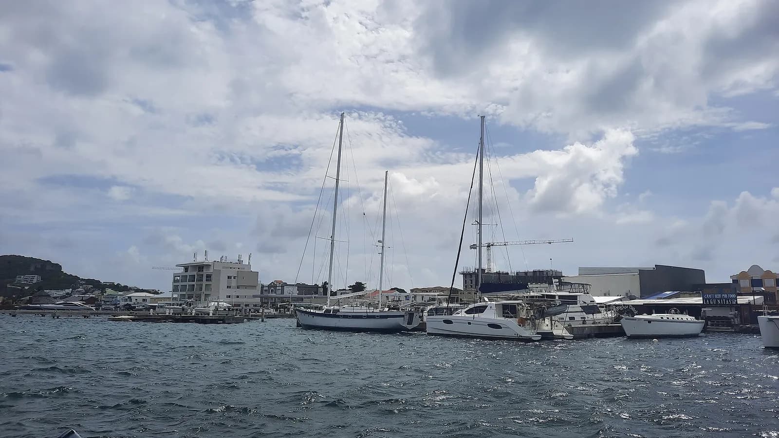 Bağlı teknelerle Simpson Bay Lagünü, Sint Maarten