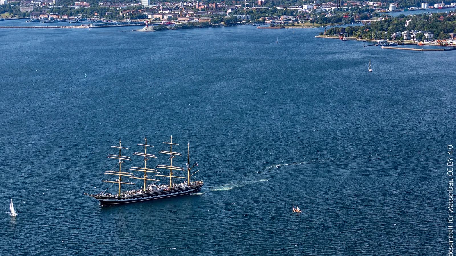 Kiel Fiyordu’nda bir yelkenli gemi