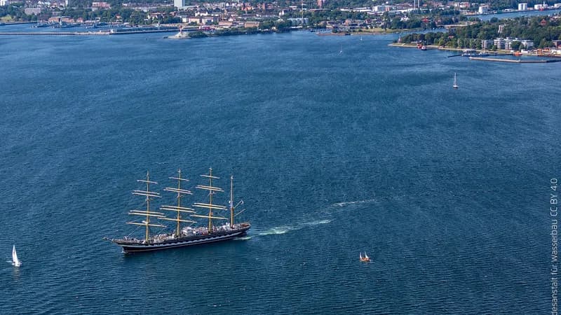 Kiel Fiyordu’nda bir yelkenli gemi