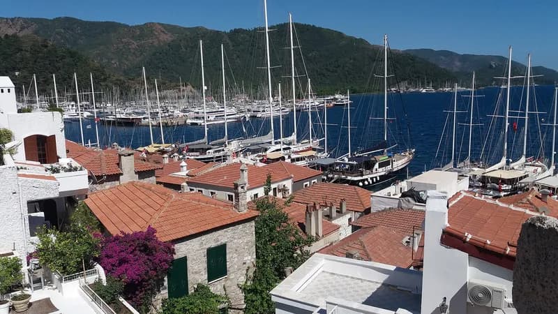 Yatlar ve kasabayla Marmaris marinası