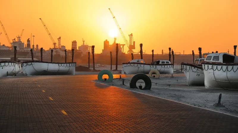 Mina Rashidin rantaa Dubaissa auringonlaskussa