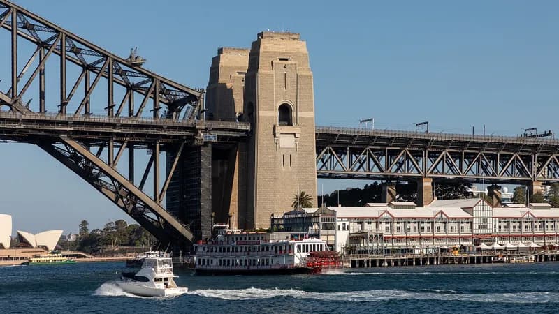 Sidney Harbour Köprüsü ve limanda bir feribot