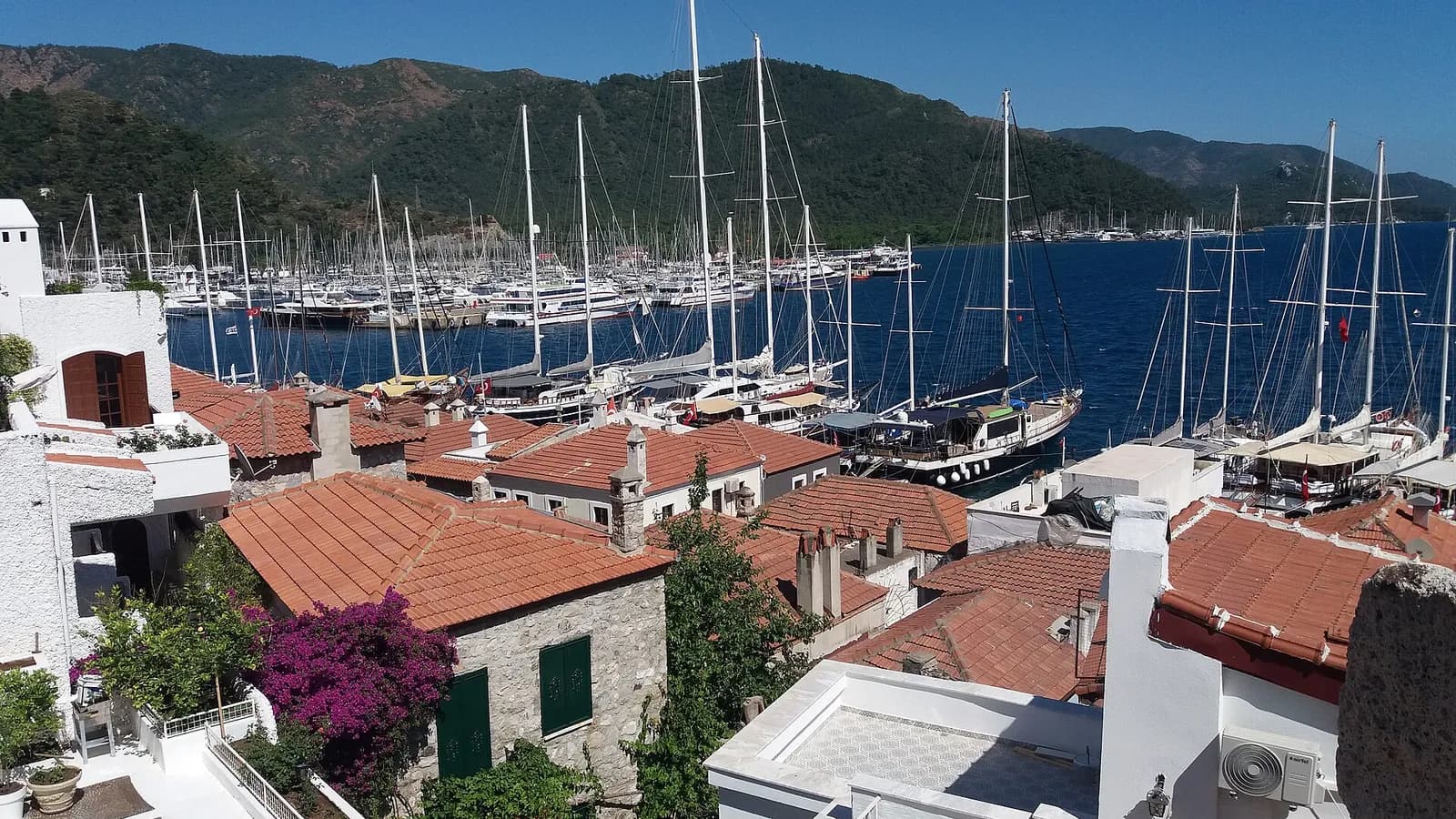 Marmaris marinası, yatlar ve kasaba